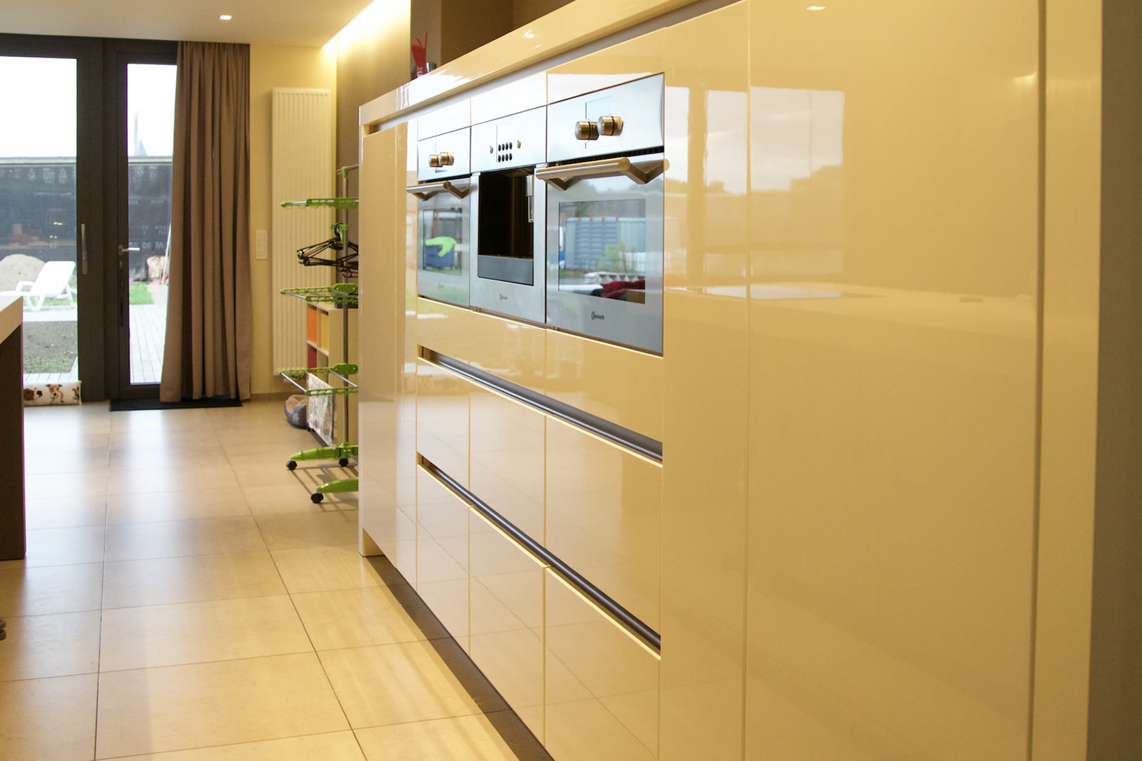 Keukenwand met ergonomisch geplaatste ovens